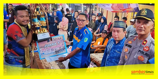 Ketua Podsi Kabupaten Sambas Muhamad Parli menyerahkan Piala Juara 1 Lomba Sampan Bidar se Kalbar.