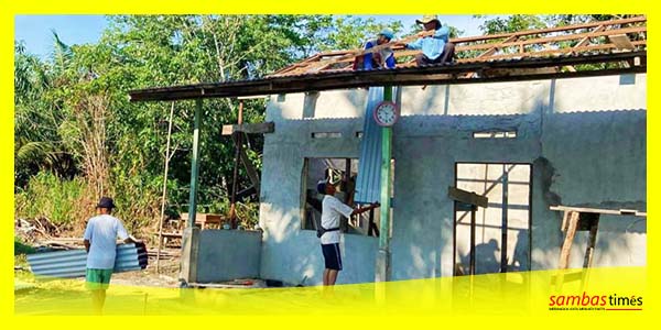 Satgas TMMD Regtas ke-116 bersama warga pasang Atap PAUD Ar Rahman Desa Lubuk Dagang, Senin (22/5/2023).