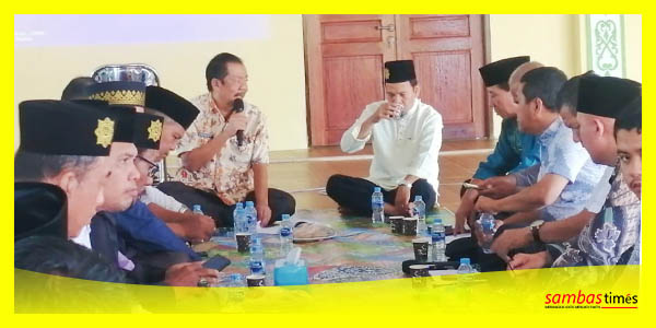 Sekda Sambas Ir H Ferry Madagaskar MSi memimpin rapat persiapan peresmian Rumah Melayu Berkemajuan, Jumat (12/5/2023).