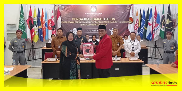 Sekretaris DPC PDI Perjuangan Ferdinan Syolihin menyerahkan dokumen Bacaleg Kepada Ketua KPU Kabupaten Sambas Sudarmi.