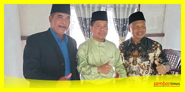 Supni Alatas bersama Bupati Sambas Satono usai mengakhiri resepsi pernikahan warga Desa Semata,Kecamatan Tangaran.