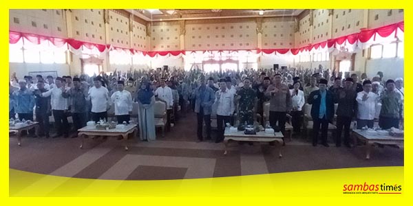 Bupati Sambas Satono mengabadikan momen foto bersama CJH Kabupaten Sambas di Aula Utama Kantor Bupati Sambas, Kamis (15/6/2023).