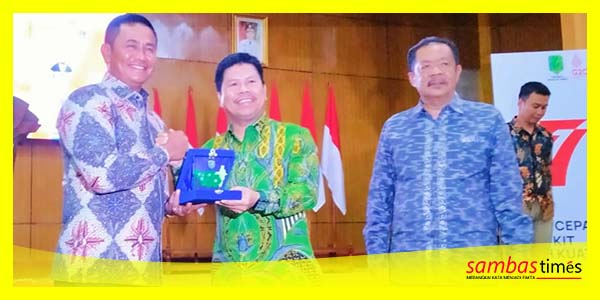 Bupati Sambas Satono didampingi Sekda Sambas Ferry Madagaskar bertukar cenderamata bersama Pangdam XII/Tpr Mayjen TNI Iwan Setiawan, Rabu (7/6/2023) malam.