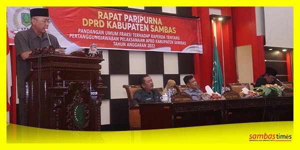 Eko Suprihatino Ketua Fraksi PKS menyampaikan PU Fraksinya di Ruang Sidang Utama Kantor DPRD Sambas.