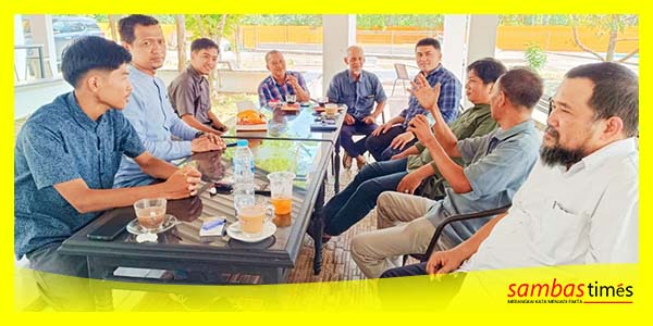 Herzaky Mahendra Putra berdiskusi bersama pemuda dan akademisi saat berkunjung di Kabupaten Sambas, Jumat (9/6/2023).