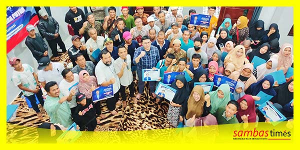 Herzaky bersama penerima manfaat bantuan PIP Kecamatan Jawai, Jawai Selatan dan Tekarang, Selasa (20/6/2023) malam di Desa Bakau.