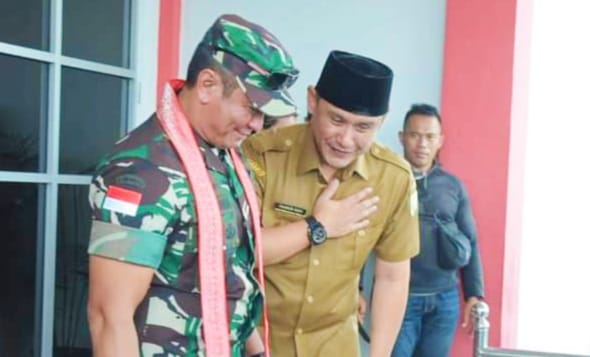 Wakil Bupati Sambas Fahrur Rofi saat menerima kunjungan Pangdam XII Tpr Mayjen TNI Iwan Setiawan beserta istri dan rombongan di Halaman Kantor Bupati Sambas, Selasa (6/6/2023).