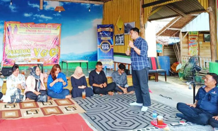 Herzaky Mahendra Putra memberikan arahan Ketum Demokrat AHY bersama Bacaleg Demokrat Kabupaten Sambas, Jumat (9/6/3023).