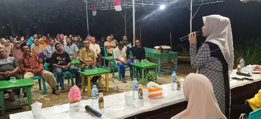 Hj Rubaeti Erlita saat menyampaikan sambutan pada silaturahmi bersama warga Desa Saing Rambi, Kecamatan Sambas, Senin (12/6/2023) malam. 