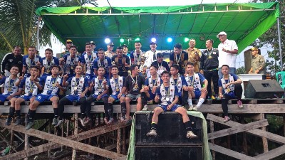 Figo bersama pengurus Askab PSSI dan Kabid Disparpora foto bersama Juara Turnamen Sepakbola Figo Cup 2023.
