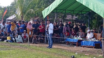 Lerry Kurniawan Figo Anggota DPRD Sambas memberikan motivasi Askab PSSI wakili Kalbar pada PON 2024.