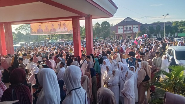 Ribuan warga memenuhi halaman Kantor Bupati Sambas mengantar keberangkatan CJH Kabupaten Sambas, Kamis (15/6/2023).