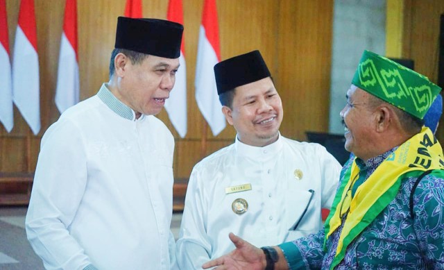 Wakil Ketua DPRD Kalbar Ir H Prabasa Anantatur MH saat menghadiri pelepasan CJH Kabupaten Sambas, Kamis (15/6/2023).