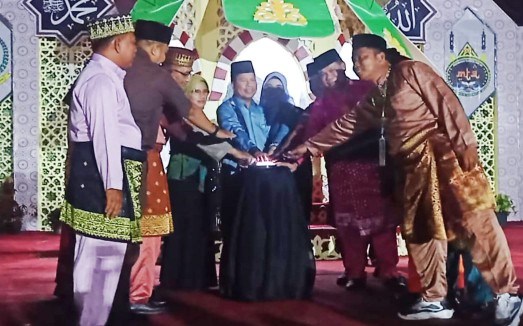 Bupati Sambas bersama Anggota DPRD Kalbar dan Forkopimda membunyikan sirene pembukaan MTQ Kabupaten Sambas ke-XXXI di Kecamatan Sejangkung, Kamis (15/6/2023).
