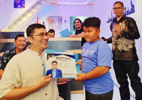 Herzaky Mahendra Putra pada kegiatan penyerahan bantuan PIP di Kecamatan Pemangkat, Rabu (21/6/2023) sore.