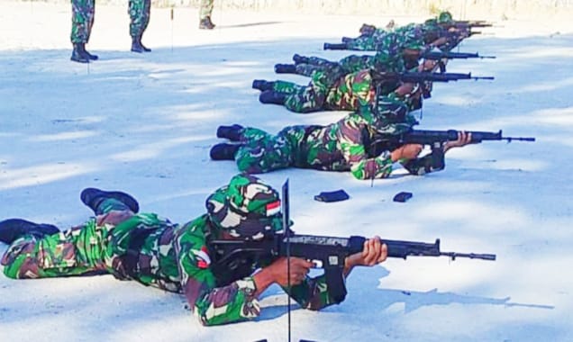 Prajurit Kodim 1208 Sambas menggelar Latihan Menembak Senjata Ringan Laras Panjang, Kamis (22/6/2023). 