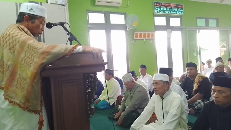 Ustadz Muhammad Ichsan Nur menyampaikan tausiyah Khatib Sholat Idul Adha di Masjid Istiqomah Desa Durian.