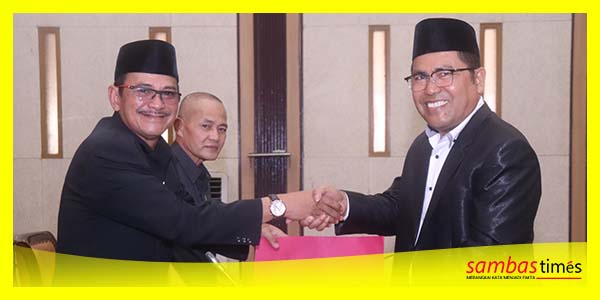 Mardani menyerahkan PU Fraksi PDI Perjuangan Senin (12/6/2023) di Ruang Sidang Utama Kantor DPRD Sambas.