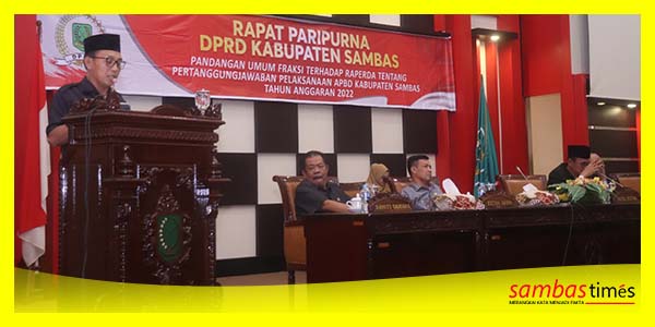 Nandes Juru Bicara Fraksi PAN menyampaikannya PU Fraksi di Ruang Sidang Utama Kantor DPRD Sambas.