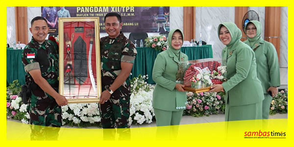 Pangdam XII TPR bersama Ketua Persit Chandra Kirana Daerah XII/Tpr, Beti Iwan Setiawan saat kunjungan kerja ke Kodim 1208 Sambas, Selasa (6/6/2023).