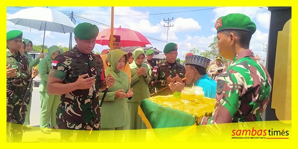 Pangdam XII Tpr Mayjen TNI Iwan Setiawan beserta Istri disambut tradisi Adat Budaya Melayu Sambas dalam kunjungan ke Mayonif 645 Gty. Rabu (7/6/2023).