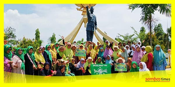 Pengurus Muslimat NU Kabupaten Sambas foto bersama di Tugu Garuda, Desa Temajuk, Kecamatan Paloh, Kabupaten Sambas.