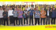 Rektor IAIS foto bersama mahasiswa KKM yang mengikuti pembekalan di Aula IAIS Sambas
