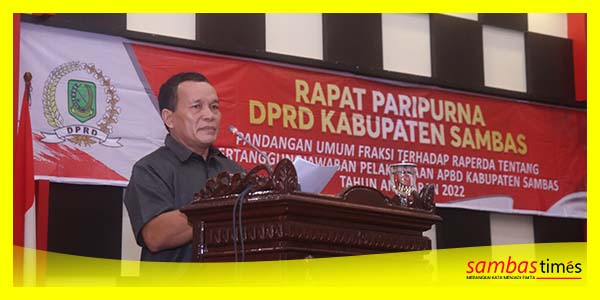 Sumardi juru bicara Fraksi Nasdem menyampaikan PU Fraksinya di Ruang Sidang Utama Kantor DPRD Sambas.