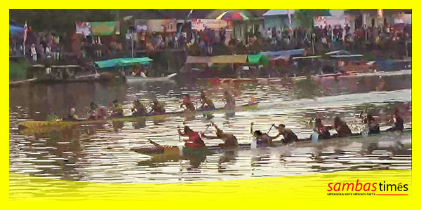 Tim Dayung Anak Tambang Abbasy pada Final Lomba Sampan Bidar Muara Ulakan Festival, Sabtu (24/6/2023).