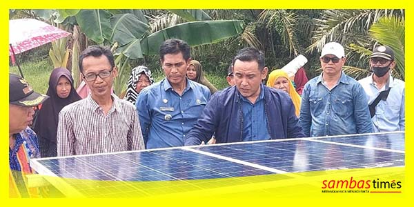 Wakil Bupati Sambas Fahrur melihat demo alat pompa pengairan tenaga surya, Kamis (8/6/2023) di Kecamatan Tebas.