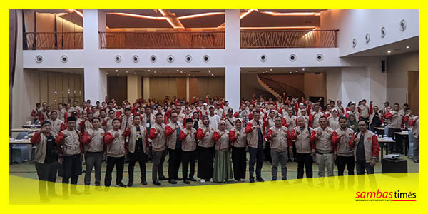 Wakil Ketua DPRD Sambas Ferdinan Syolihin foto bersama usai Bimtek Peningkatan Kapasitas Pemerintah Desa.