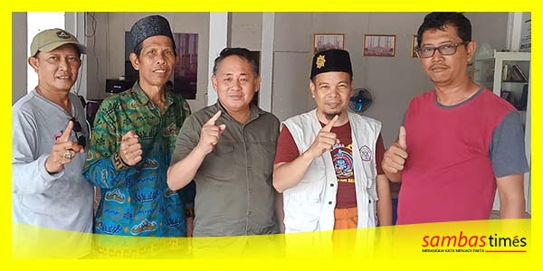 Anggota DPRD Sambas dari Partai Hanura Junaidi bersama H Badri Kodri berkunjung ke Kantor Pusat Masjid 1001 Kubah, Jumat (14/7/2023).