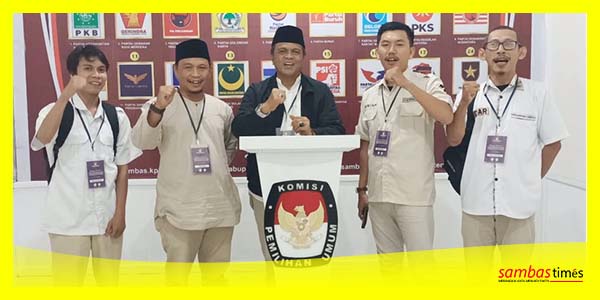 Anwari Anggota DPRD Sambas dari Fraksi Gerindra bersama pengurus partai saat Konferensi Pers di KPU Kabupaten Sambas.