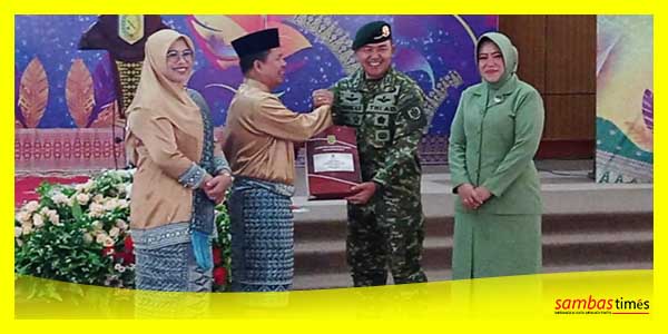 Bupati Sambas Satono bersama Letkol Inf Dadang Armada Sari pada pisah sambut Dandim 1208 Sambas, Selasa (18/7/2023).