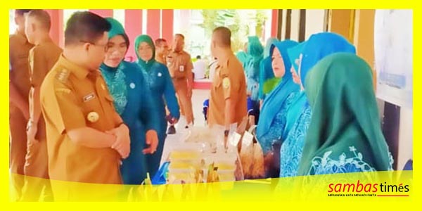 Bupati Sambas Satono didampingi Ketua TP-PKK Kabupaten Sambas meninjau kegiatan lomba peringatan HKG PKK, Senin (10/7/2023).