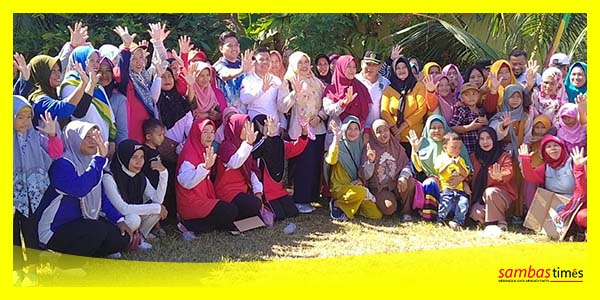 Bupati Sambas Satono foto bersama usai kegiatan Germas di Kecamatan Tebas, Rabu (5/7/2023).