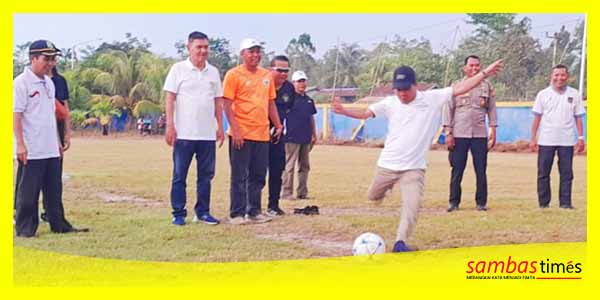 Bupati Sambas Satono menendang bola pada pembukaan Turnamen Sepakbola Bola Fogoromas, Senin (24/7/2023).