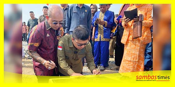 Bupati Sambas Satono meresmikan Jembatan Berkemajuan ke-32 di Dusun Sungai Emas, Desa Sebatuan l, Kecamatan Pemangkat, Jumat (28/7/2023).