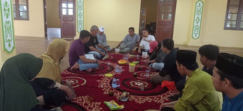 Misni Safari Ketua MABM Kabupaten Sambas memimpin rapat pengelolaan Rumah Melayu Sambas Berkemajuan, Minggu (2/7/2023).
