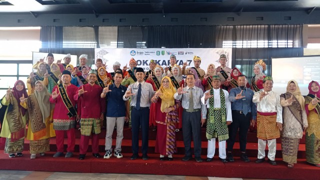 CGP bersama Bunda Literasi dan Kadisdikbud Kabupaten Sambas melaksanakan sesi foto bersama. Kamis (6/7/2023).