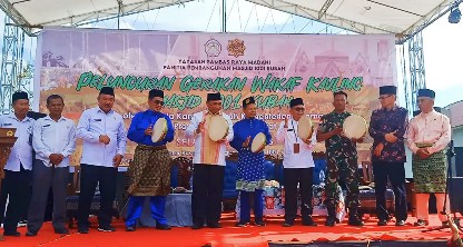 Kakanwil Kemenag Kalbar bersama Ketua YSRM dan Anggota DPRD Kalbar melaunching Gerakan Wakaf Kavling Masjid selamat.