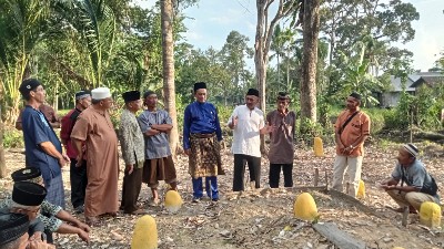Anggota DPRD Kalbar Subhan Nur berziarah ke Makam Tan Mustafa dan makam keturunan Segerunding, Kamis (18/7/2023) sore.