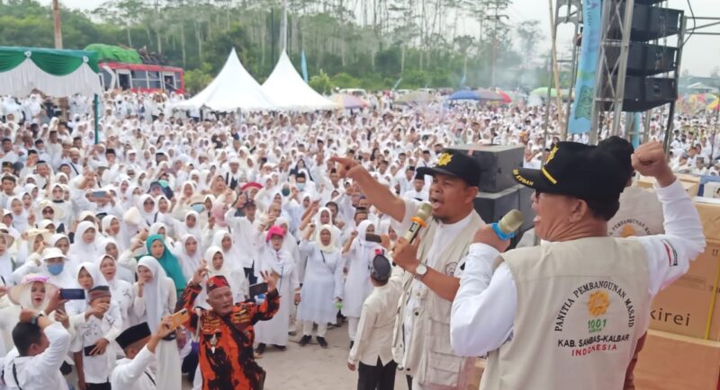 Misni Safari Ketua Yayasan Sambas Raya Madani memberikan semangat kepada masyarakat untuk mewujudkan Pembangun Masjid 1001 Kubah.