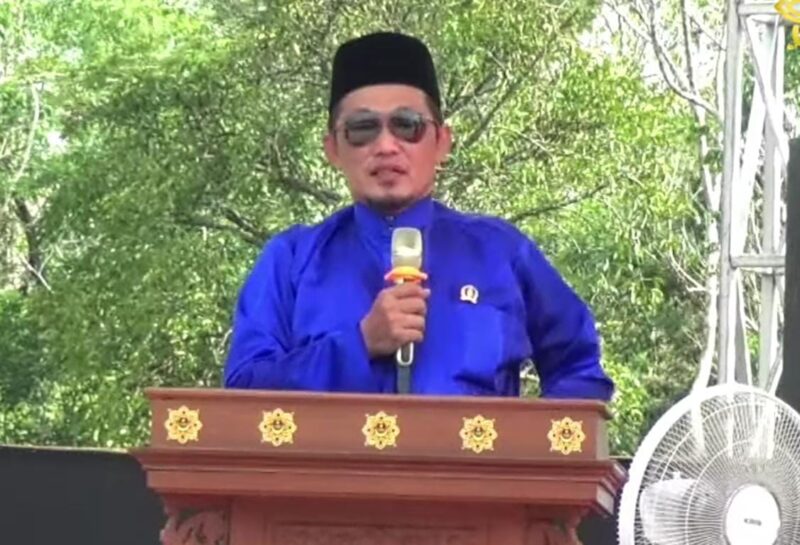 Ketua DPD Nasdem Kabupaten Sambas H Subhan Nur saat menyampaikan sambutan pada Pagelaran Seni Budaya Islami di Halaman Kantor Pusat Masjid 1001 Kubah.