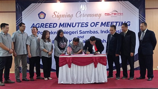 Direktur Poltesa bersama Timbalan Pengarah Akademik PKK Sabah Malaysia melakukan penandatanganan AAM, Selasa (25/7/2023).