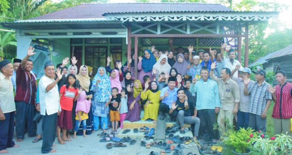 Bupati Sambas Satono mengabadikan momen bersama masyarakat Desa Setalik, Kecamatan Sejangkung, Selasa (25/7/2023).