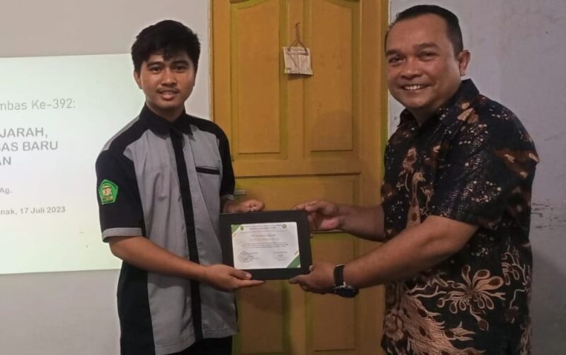 Erwin Mahrus Narasumber Seminar Sejarah Sambas menerima penghargaan dari AMKS.