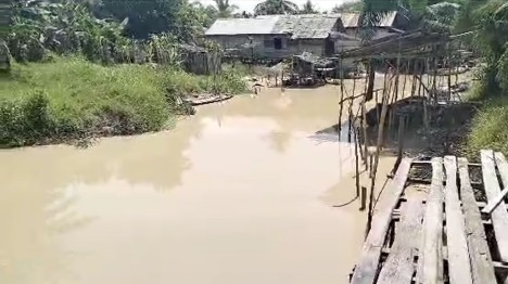 Kondisi Air Sungai Selakau Tua yang dikeluhkan masyarakat.