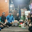 Ketua GPS Sambas Bayu menyerahkan Sembako kepada Nenek Otek, Minggu (30/7/2023) disaksikan Kadus Mungguk Datar Rudianto.