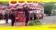 Kapolres Sambas AKBP Sugiyatmo memimpin Upacara HUT Bhayangkara ke-77 di Halaman Kantor Bupati Sambas